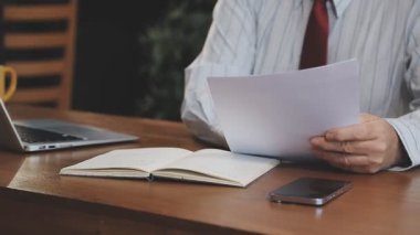 Kafede dizüstü kullanarak iş adamı