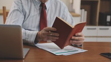 İşadamı mali belgeleri okuyor.