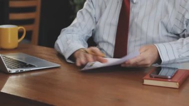 İş adamı dizüstü bilgisayar kullanıyor