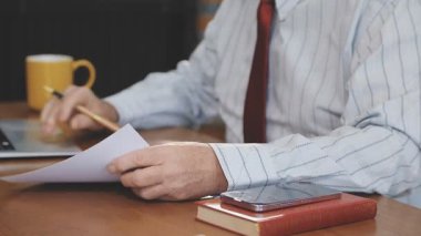 Ofisteki iş adamı.