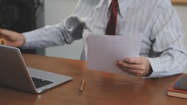 İşadamı ofiste dizüstü bilgisayarla çalışıyor.