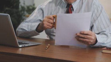 Ofiste çalışan bir iş adamı. İş konsepti.