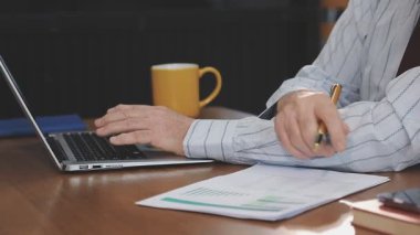 Ofiste çalışan genç adam, kapat.