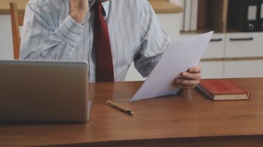 Ofiste çalışan kıdemli işadamı.