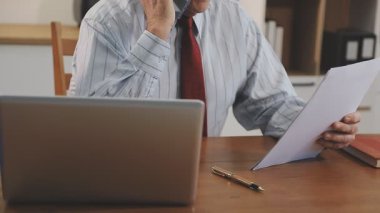 Dizüstü bilgisayarı olan bir iş adamı. Ofiste çalışan adam..