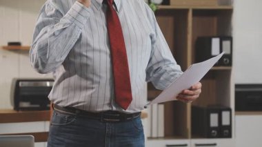 Ofisinde evrakları olan bir iş adamı.