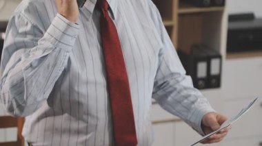 işadamı tablet ile çalışma