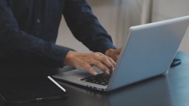 Dizüstü bilgisayarıyla çalışan iş adamı