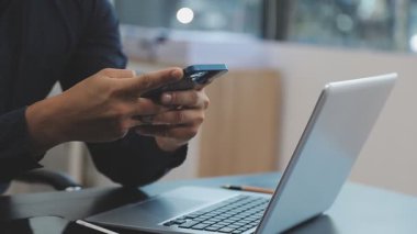 Akıllı telefon kullanarak erkek ellerini kapat.