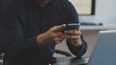 Kapat - akıllı telefon kullanan adama yakınlaş