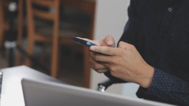 Genç adam akıllı telefon kullanma office