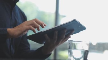 Dijital tablet kullanan işadamı