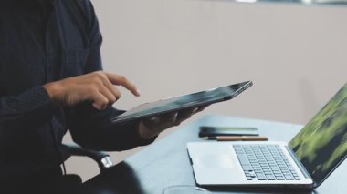 ofis dizüstü bilgisayarı ile işadamı.