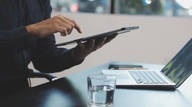 Dizüstü bilgisayar ve cep telefonu kullanma office genç adam