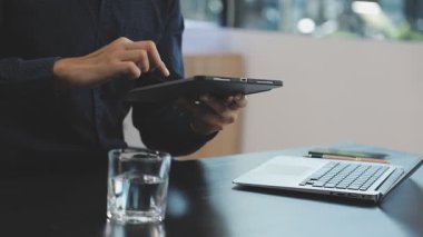 Ofiste dijital tabletle çalışan işadamı, yakın plan