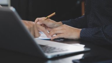 Modern ofiste çalışan adam, kapat.