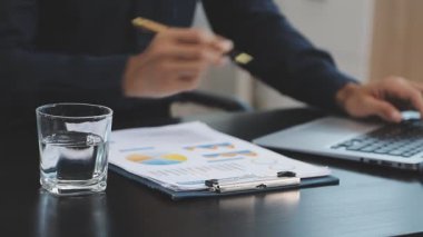 Ofiste çalışan genç bir adam. dizüstü bilgisayar kullanan adam