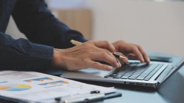 Dizüstü bilgisayar kullanan iş adamlarını kapat