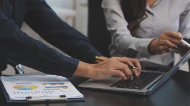 Ofisteki bilgisayarlı genç iş kadını.