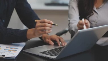 İş ekibi toplantısı ve ofiste beyin fırtınası.