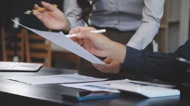 İş adamları ofiste iş tartışıyor