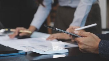 Ofiste çalışan iş adamları