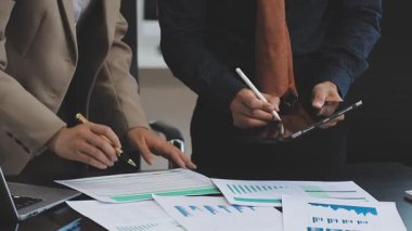 Modern ofiste çalışan iş adamları