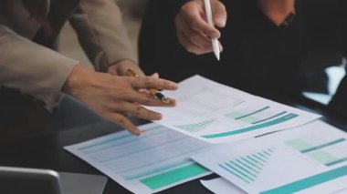 İş adamları toplantıda iş planlarını tartışıyor