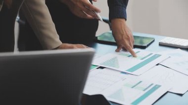 İş adamları mali verileri ve grafikleri tartışıyor