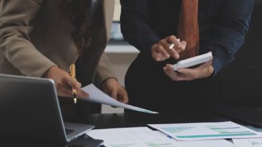 İş ekibi mali grafiği tartışıyor ve planlıyor