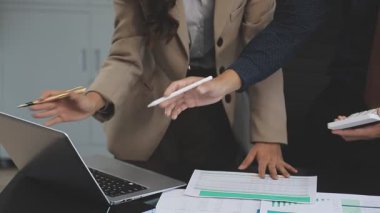 İş adamları ofiste toplanıyor.