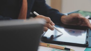 Modern ofiste çalışan iş adamı