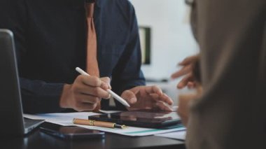 İş adamı ofiste iş planını tartışıyor