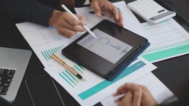 Ekonomik rapor üzerinde çalışan iş adamları