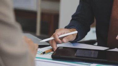 iş adamları tablet üzerinde strateji tartışıyor ve planlıyor