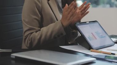 Genç iş adamları dijital tablet ve yazı kullanıyor