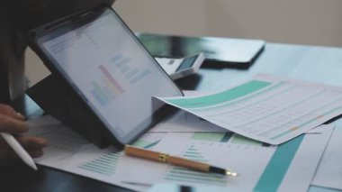 Modern ofisteki masada kağıt üzerine el yazısı yazan iş adamını kapatın. iş toplantısı konsepti