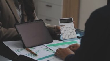 İş adamları mali tabloları tartışıyor