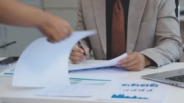 Modern ofiste belgelerle çalışan iş adamları