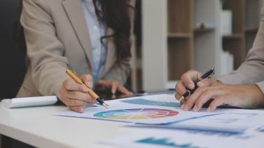 İş adamları ofiste tartışıyor ve çalışıyor.