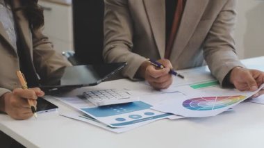 Genç iş adamları ofiste çalışıyor. iş adamlarından oluşan takım