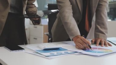 İş ekibi modern ofiste yeni projeyi tartışıyor