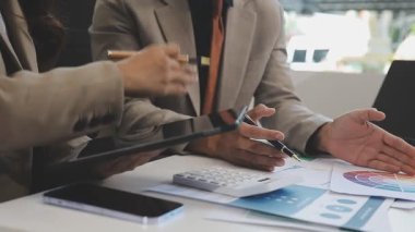 İşletme ekibi ofisteki dizüstü bilgisayarla yeni bir proje üzerinde çalışıyor.