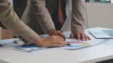 Modern ofiste dizüstü bilgisayarla çalışan iş adamı ve kadın