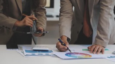 Toplantı masasında iş adamları