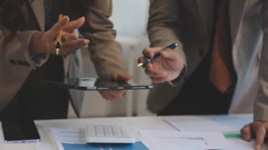 Ofiste bir iş ekibinin iş toplantısı