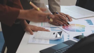 kapalı - ofiste çalışan iş adamlarının sayısı