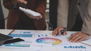 Genç iş kadını iş arkadaşlarıyla bir toplantı üzerinde çalışıyor..