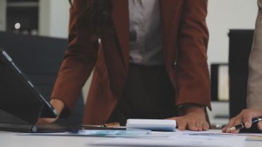 yakın plan - proje üzerinde çalışan iş adamlarının sayısı.