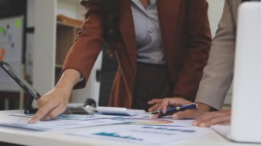 Ofiste birlikte çalışan iş adamları. takım çalışması